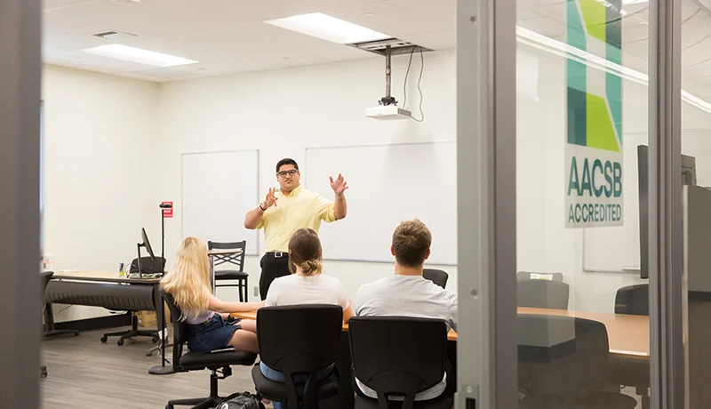 a student presenting to a group of other students in an entrepreneurship course