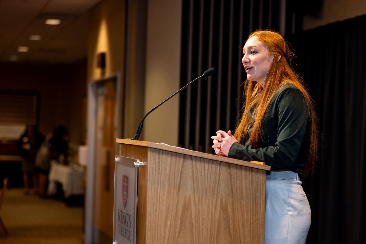 Student Victoria Zultevicz ’25 gives remarks on scholarship impact