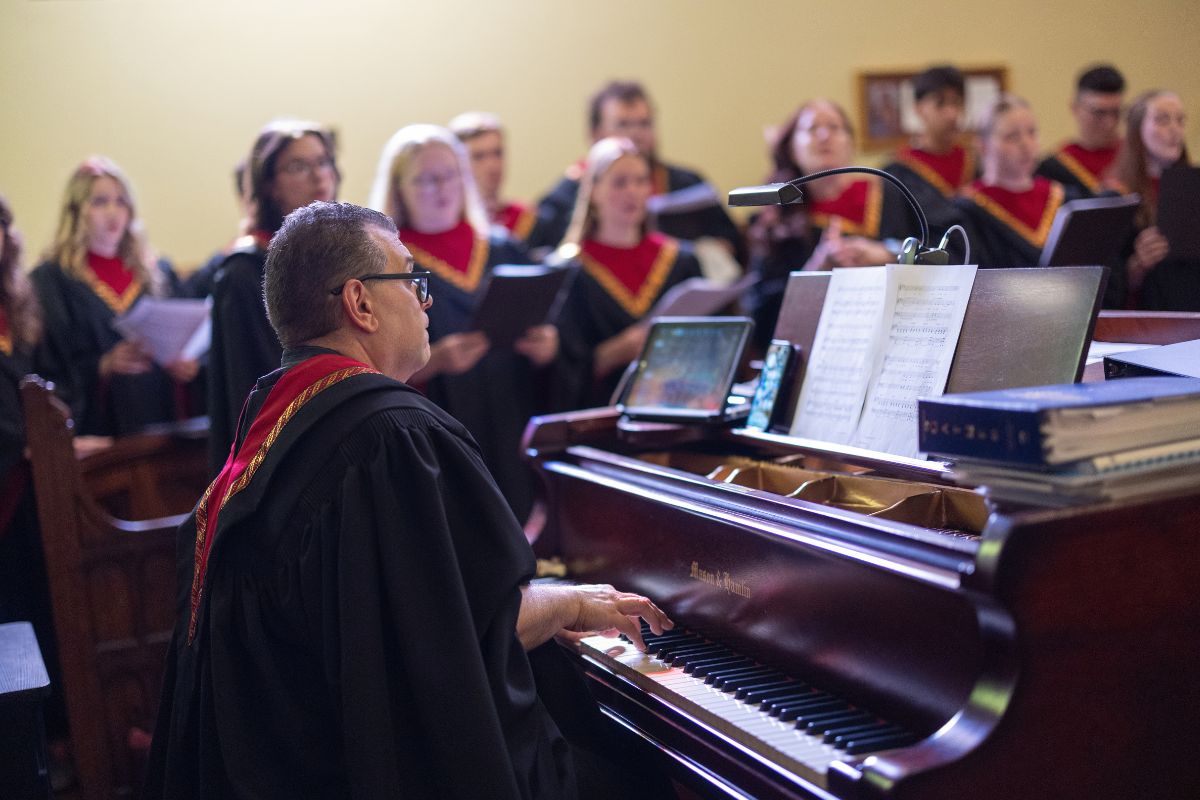 Cantores Christi Regis singing during 80th Anniversary Mass